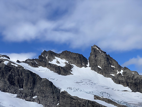 Bilde #11: Under klyvingen på nordryggen fikk vi ganske snart en fabelaktig flott utsikt mot Store og Lille Venjetind [1852 og 1822 m.o.h.].