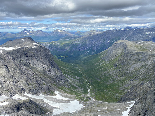 Bilde #12: Tilbakeblikk utover Kvanndalen, med Hurrungane på vestsida av dalen, og Middagsfjellet på østsida.