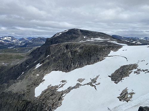 Bilde #13: Utsikt østover. Fremst sees en ikke navngitt topp eller knaus, her i Peakbook kalt "Kvanndalstindan øst for" [1427 m.o.h.], og bak denne sees Kvanndalshøin [1607 m.o.h.].