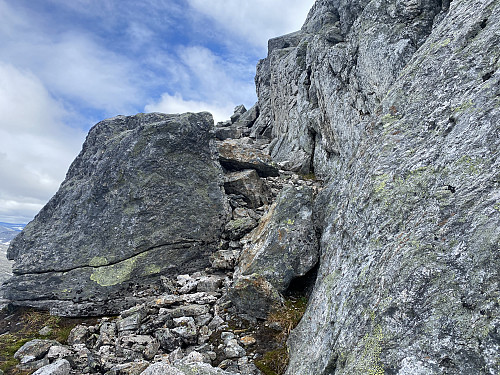 Bilde #14: Noen steder var der små fjellhyller som man kunne følge et lite stykke, men like ofte kunne man bli lurt av slike hyller, for de førte bare fram til et sted der man ikke kom videre.