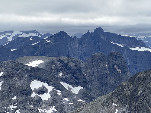 Bilde #15: Endelig oppe! Utsikt mot Olaskartinden, Hornaksla, Litjhornet og Romsdalshornet, og med Trollveggen og Trolltindan i bakgrunnen.