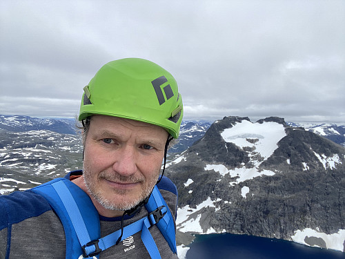 Bilde #17: Undertegnede på toppen av Kvanndalstinden, med Kalskråtinden [1801 m.o.h.] og Svartevatnet [1078 m.o.h.] i bakgrunnen.