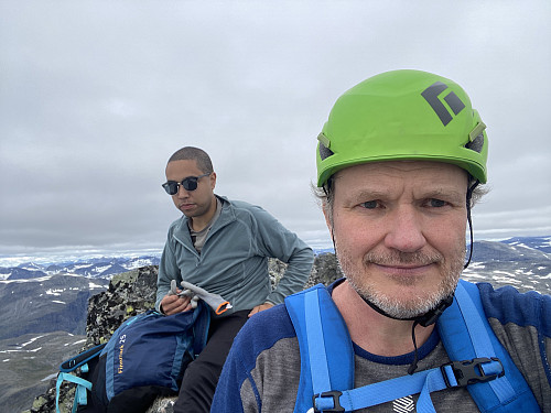 Bilde #18: En kort pause før vi tok fatt på turen ned igjen. Det var meldt lavere skydekke og mulig regn utover kvelden, så nå gjalt det å ikke drøye for lenge på toppen.