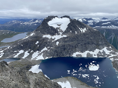 Bilde #20: Utsikt fra Kvanndalstinden mot Svartevatnet [1078 m.o.h.] og Kalskråtinden [1801 m.o.h.]. Til venstre for Kalskråtinden sees Mongevatnet [913-907 m.o.h.], et viktig vannreservoir for Grytten Kraftstasjon. Når reservoiret er fullt, renner Mongefossen, Norges 5. høyeste foss, over kanten og ned i Raumadalen.