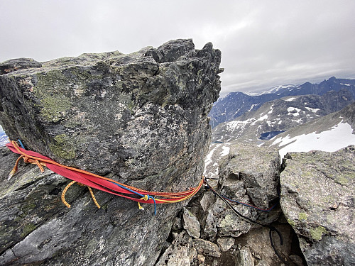 Bilde #23: Rappell-feste, benyttet av klatrere som har Rappellert ned igjen enten på sørsida eller på vestryggen av fjellet (vanligvis etter å ha benyttet «normalruta» opp).