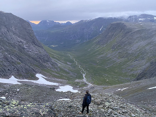 Bilde #28: Omsider var vi under skydekket, og nærmet oss Kvanndalen igjen, men nå begynte det til gjengjeld å bli mørkt, så det var bare å skynde seg videre.
