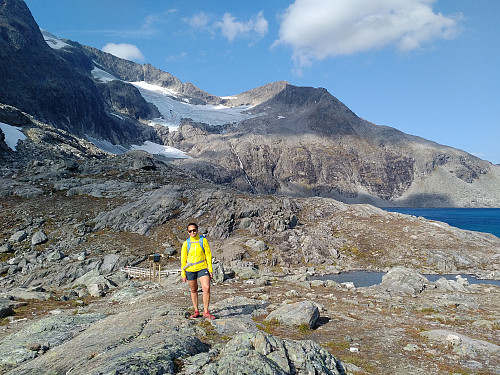 Bilde #1: Ved brua over elva som løper ut fra Bispevatnet. Fjellet bak Vår er Finnan, og breen er Nøre Finnanbreen.