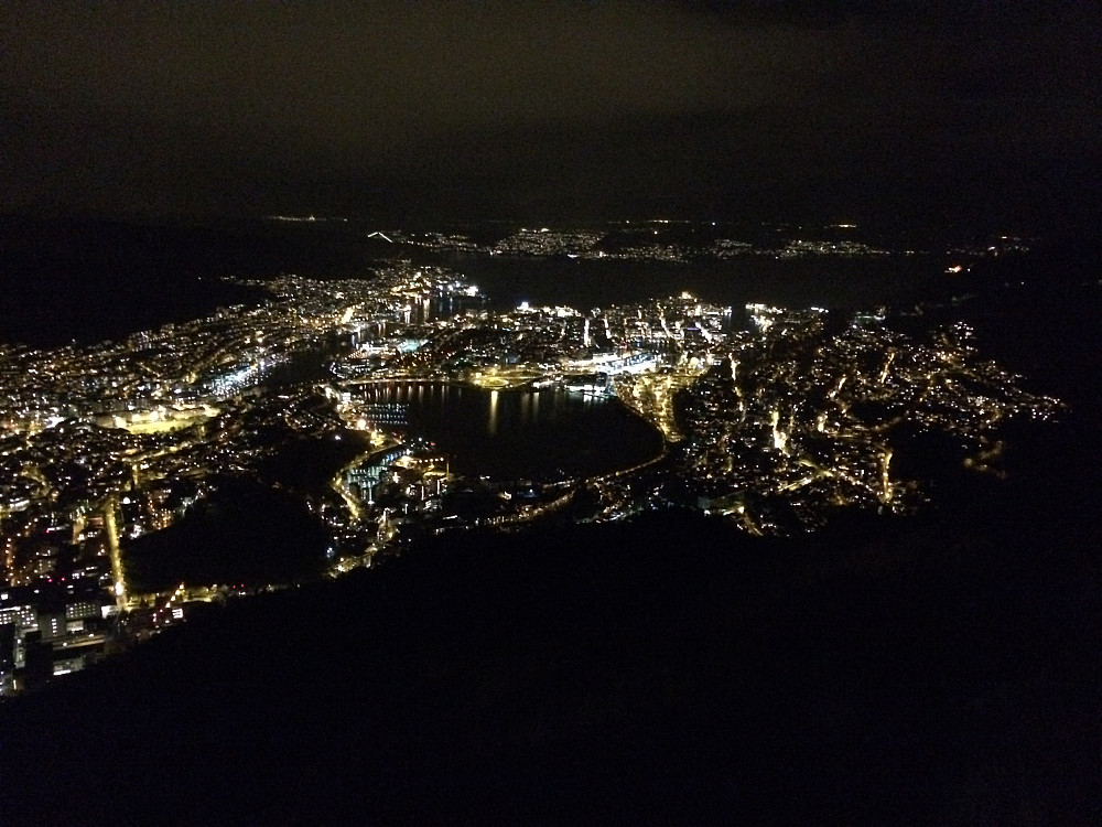 Utsikt utover Bergen by, fra omtrent halvveis opp på Ulriken denne kvelden. Oppe på toppen var det tåke, så der oppe ble det ikke til at jeg tok noen bilder.