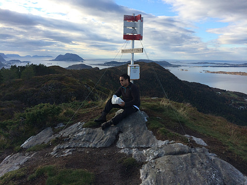 På toppen av Myklebusthornet [329 m.o.h.].