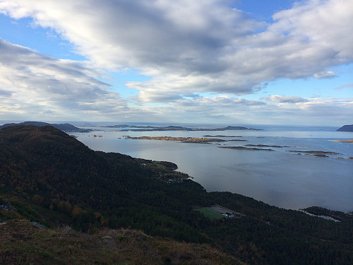 Utsikt mot Store Kalvøy og Vigra.