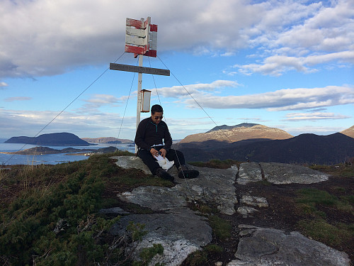 På Myklebusthornet med Gamlemsveten, Bjørnøya og Lepsøya i bakgrunnen.
