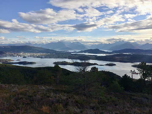 Utsikt over Ellingsøyfjorden mot Breivika og mot Spjelkavik/Moa.