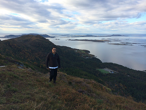 Dag like øst for Myklebusthornet, med Rørene, Valderøya og Vigra i bakgrunnen.