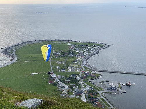 Bilde #14: En paraglider på vei ned mot Alnes. Han holdt seg i lufta en god stund mens jeg stod og så på, selv om vinden egentlig ikke var så veldig kraftig.