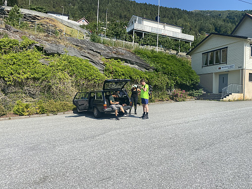 Bilde #1: Det er godt med parkeringsplasser langs veien nede ved fjorden, mellom Tafjordvegen 332 og 342.