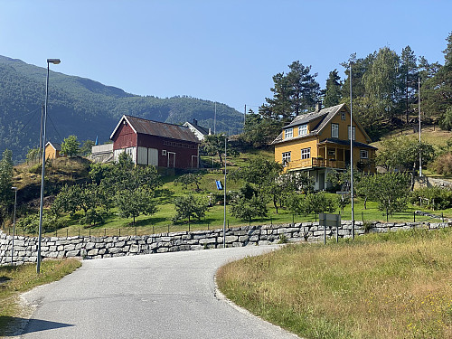 Bilde #2: Første delen av ruta opp på Mefjellet går på asfaltert veg gjennom bebyggelsen i bygda Fjørå.