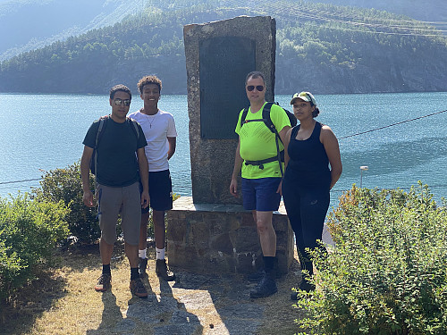 Bilde #3: Minnesmerke etter omkomne ved Tafjordulykka i 1934, da en berghammer på 3 millioner kubikkmeter falt fra over 700 m.o.h. og rett ned i fjorden, og forårsaket en formidabel flodbølge.