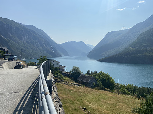 Bilde #4: På vei oppover fra Fjørå, får man tidlig fin utsikt innover Tafjorden, som er omkranset av høye fjell på alle kanter. Selve Tafjord-bygda ligger imidlertid i ei bukt skjult bak Skjegghammaren, så den ser man ikke her nede fra.