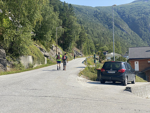 Bilde #5: På vei oppover asfaltveien fra Fjørå. Noe av Hegguraksla [1219/1410 m.o.h.] sees i bakgrunnen.