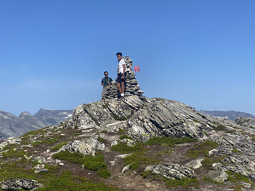 Bilde #9: Dag og hans fetter Nathan på toppen av Mefjellet.