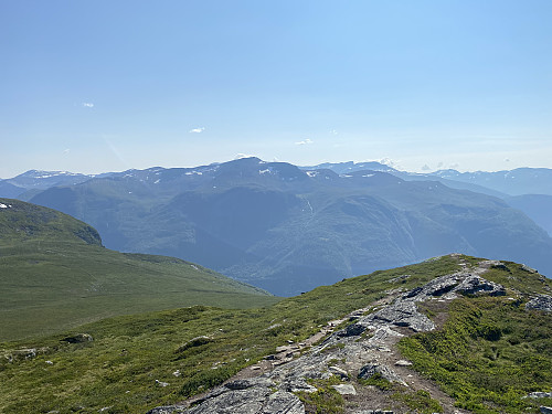 Bilde #12: Utsikt mot Tolleknivsegga [1530 m.o.h.] og Kallskaregga [1428 m.o.h.], på andre sida av fjorden.