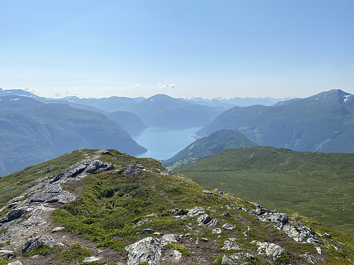 Bilde #13: Utsikt mot blant annet Syltefjellet [602 m.o.h.] og fjorden. Fjellet omtrent midt i bildet er Grøtet [1519 m.o.h.].
