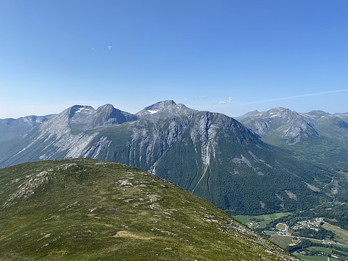 Bilde #14: Utsikt mot Seljebottstinden [1536 m.o.h.], Ormula [1418 m.o.h.] og Myklebusthornet [1400 m.o.h.].
