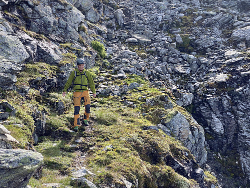 Bilde #12: Fra Traverseringen mellom Kongskneet og Dronninga. Her er det stort sett en brukbar sti, men den er tildels bratt, og ett sted må man også krysse ei bratt snø-renne.