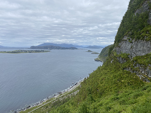 Bilde #7: Utsikt fra Vindsnesrenna mot Giske og Valderøya. I det fjerne sees også Gamlemsveten og Ellingsøya.