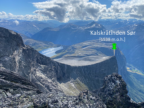 Bilde #2: Utsikt fra vest-toppen av Kalskråtinden ned mot sør-toppen [1538 m.o.h.] og Romsdalen. Mongevatnet sees også i det fjerne.