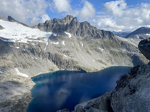 Bilde #6: Utsikt mot Svartevatnet [1078 m.o.h.] og Kvanndalstinden [1744 m.o.h.]. Store Venjetind [1852 m.o.h.] sees lengst til venstre i bildet.