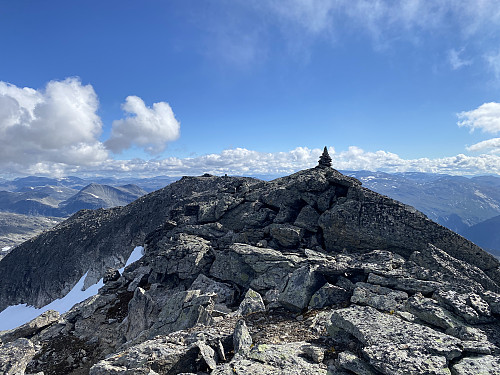 Bilde #11: Topp-varden på vesttoppen av Kalskråtinden [1800,87 m.o.h.]. Hovedtoppen, eller østtoppen [1801,33 m.o.h.], sees i bakgrunnen.