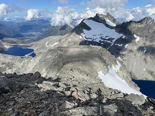 Bilde #12: Utsikt ned igjen der jeg kom opp, dvs. nedover mot vestryggen og kanten vest for breen. I bakgrunnen sees Venjetindane og Kvanndalstinden i høyre halvdel av bildet.