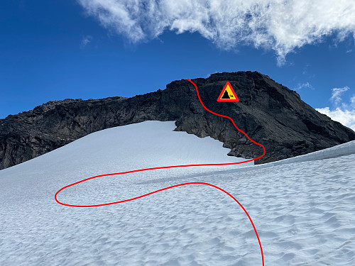 Bilde #13: Over breen og opp på hovedtoppen [1801,33 m.o.h.]. Her gikk jeg godt utenom den store bresprekken, men var førs bortom og kikket nedi, for å se hvor dyp den var, og hvor tykk snøbro det var over sprekken der den fortsatte under snøen til venstre i bildet. Det var enklere å klyve opp på østtoppen enn opp på vesttoppen.