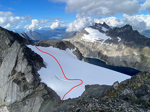 Bilde #16: Illustrasjon som viser traséen jeg benyttet ved krysning av breen, samt hvordan jeg gikk i en stor bue rundt bresprekken etter å ha forsikret meg om at det var en tilstrekkelig solid snøbro over den (for bresprekken fortsatte et stykke under snøen).