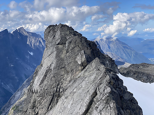 Bilde #17: Utsikt tilbake mot vesttoppen. Trollveggen sees i bakgrunnen til venstre.