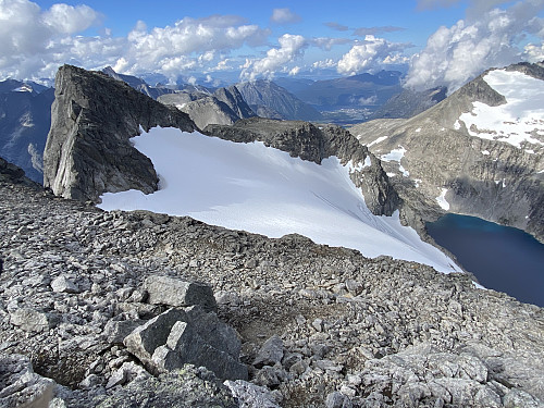 Bilde #20: Utsikt fra østtoppen mot vesttoppen og breen. Bildet viser hvordan breen heller bratt nordover.