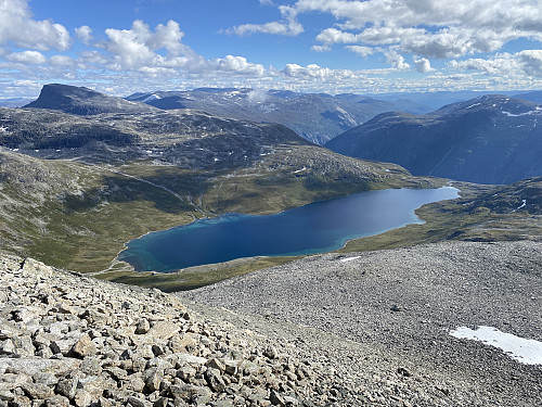 Bilde #21: På vei ned fra østtoppen. Utsikt mot Mongevatnet [913-907 m.o.h.]. Rangåhøgda [1768 m.o.h.] sees til venstre i bakgrunnen.