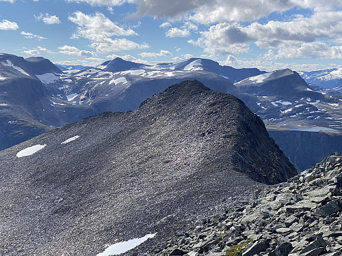 Bilde #22: Sørtoppen av Kalskråtinden [1538 m.o.h.]. Det høyeste av fjellene på andre siden av Romsdalen er Skarfjellet [1723 m.o.h.].