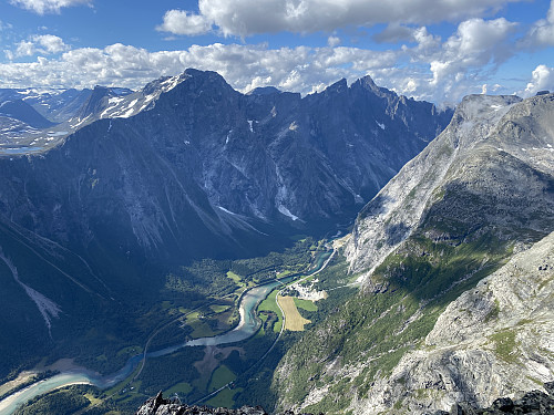 Bilde #24: Utsikt fra Søre Kalskråtinden ned i Romsdalen. Trollveggen i bakgrunnen.