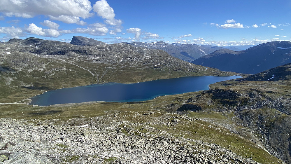 Bilde #25: Panoramautsikt over Mongevatnet. Mongehøin [1519 m.o.h.] og Rangåhøin [1426 m.o.h.] på andre sida av vatnet, og Rangåhøgda [1768 m.o.h.] bak der igjen. Nedgangen til Marsteinskora sees i nedre høyre hjørne av bildet.