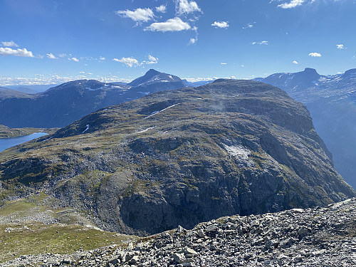 Bilde #26: Mongejura [1317 m.o.h.] fotografert på vei ned fra Søre Kalskråtinden. Skaret i forkant er øvre enden av Marsteinskora.