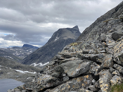 Bilde #1: På vei opp nordryggen på Olaskartinden, med utsikt mot Kalskråtinden (midt i bildet) og Rangåhøgda (til venstre i bildet).