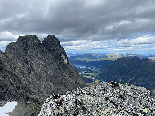 Bilde #4: Utsikt fra nordryggen mot Romsdalshornet [1550 m.o.h.] og Litjhornet [1538 m.o.h.]. Åndalsnes sees i det fjerne, og Romsdalseggen sees til høyre i bildet.