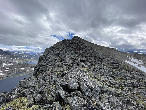 Bilde #3: Her har nordryggen flatet litt ut, og vi ser bort på toppen [1536 m.o.h.]. Olaskarsvatnet [1128 m.o.h.] sees nede til venstre i bildet.