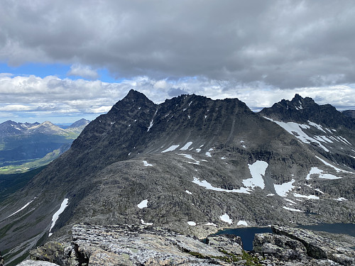 Bilde #6: Utsikt mot Venjetindtraversen, med Kvanndalstinden til høyre i bildet.