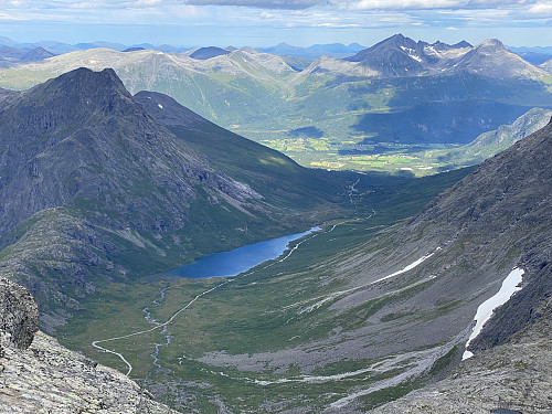 Bilde #7: Utsikt ned igjen i Venjedalen. Blånebba [1320 m.o.h.] sees til venstre i bildet, og Hesteskotraversen (Kyrkjetaket, Klauva og Søre Klauva) sees i øvre høyre hjørne av bildet.