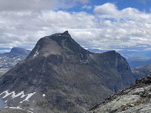 Bilde #8: Kalskråtinden [1801 m.o.h.], med sør-toppen [1538 m.o.h.] til høyre i bildet. Den toppen som på dette bildet tilsynelatende er høyest, er vest-toppen, mens øst-toppen, som sees like bakom, egentlig er en knapp halvmeter høyere.