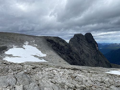 Bilde #9: På vei fra Olaskartinden [1536 m.o.h.] ned i "salen" mellom denne og Hornaksla [1511 m.o.h.]. Utsikt mot Romsdalshornet og Litjhornet.