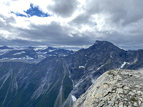 Bilde #10: Utsikt fra Hornaksla [1511 m.o.h.] over mot Breitinden [1797 m.o.h.], Mannen [1294 m.o.h.] og Nedre Kråkenesvatn [1016 m.o.h.].
